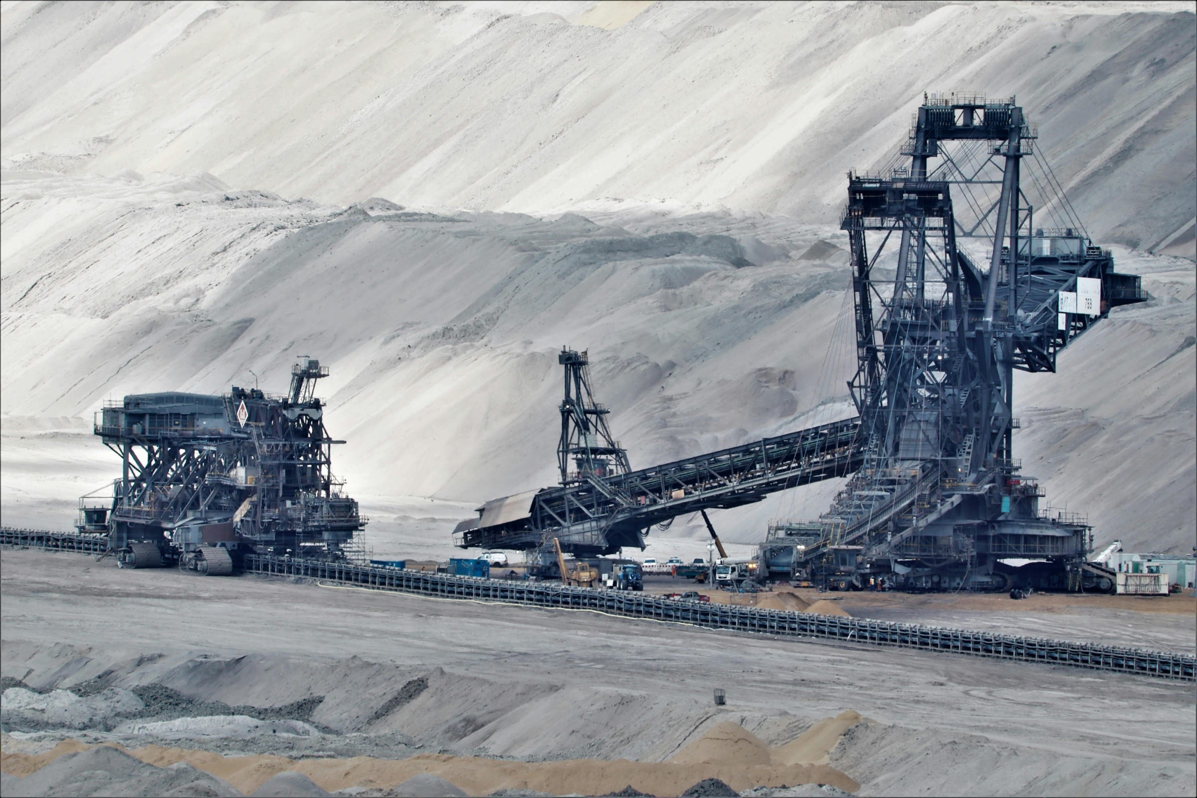 Carrière minière, exploitation de ressources industrielles